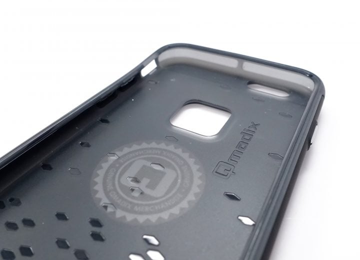 Small channels in the inner layer help protect your iPhone 6s from drops. 