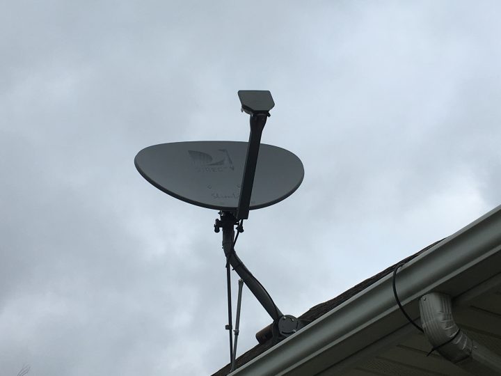 No es necesario que suba a su techo para solucionar problemas de señal de DirecTV. 