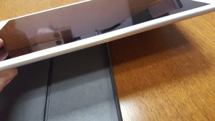 Notare il connettore a tre pin sul bordo dell'iPad Pro