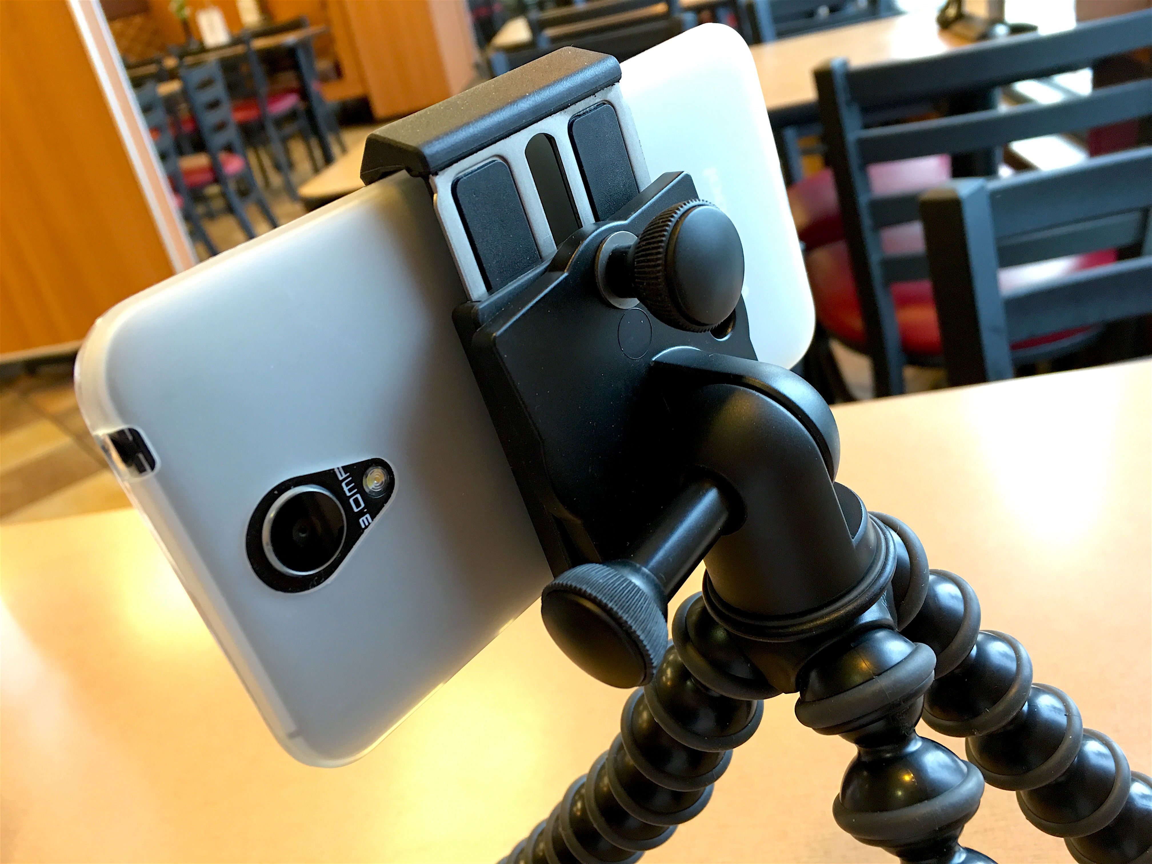 JOBY GripTight ONE GP Treppiede Flessibile + Manfrotto MCLAMP Attacco Universale Per Smartphone – Vlogging E Contenuti Creativi