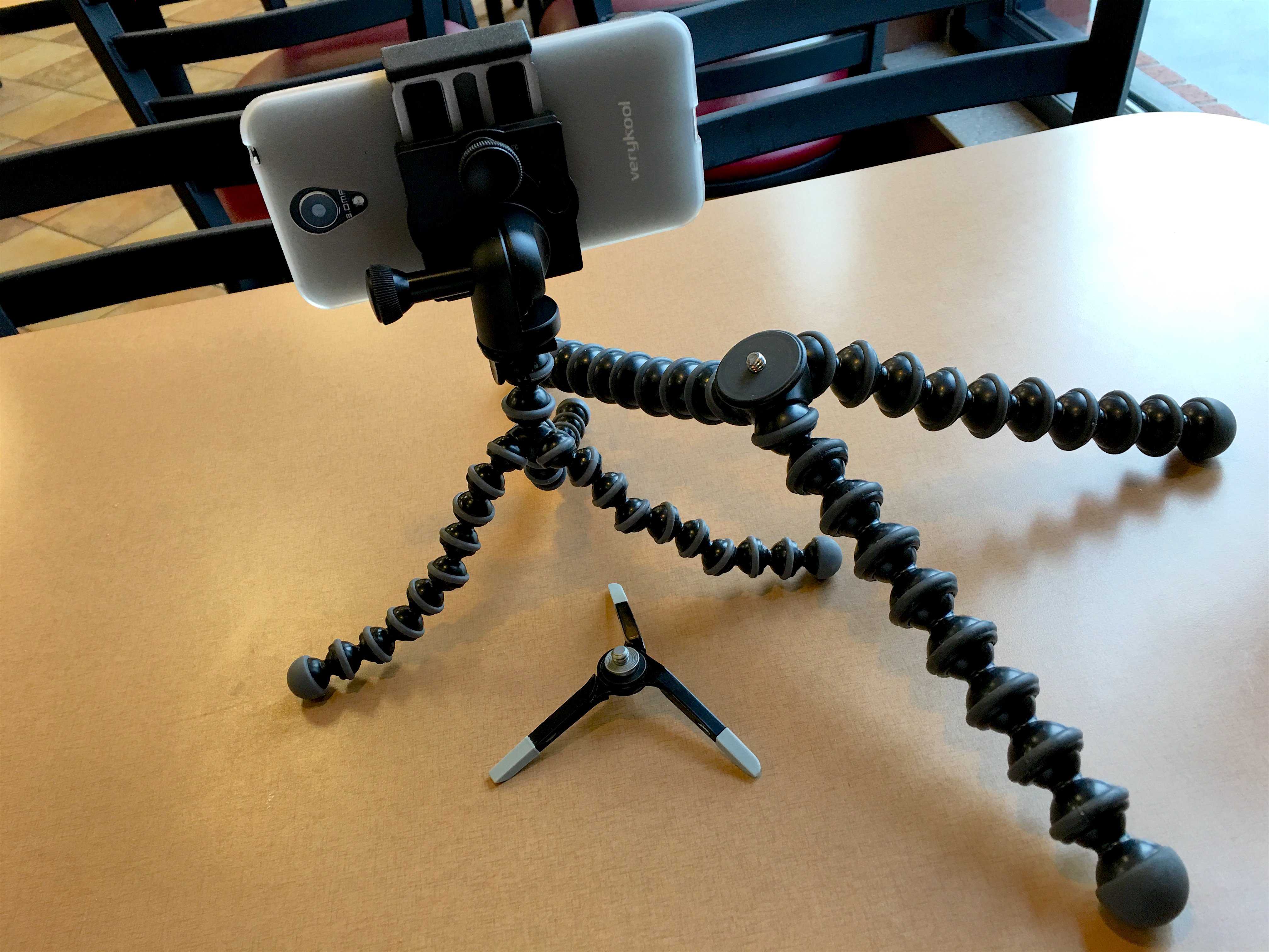 GripTight Pro con tres soluciones de trípode Joby.  El GorillaPod Pro, el trípode Micro y el GorillaPod Magnetic.