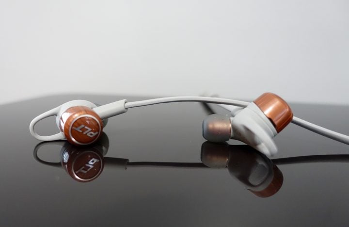 Switch tips to get a good fit. A great seal is essential for good sound.