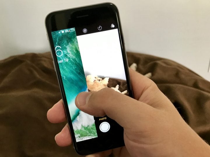 How to open the camera from the iOS 10 lock screen.