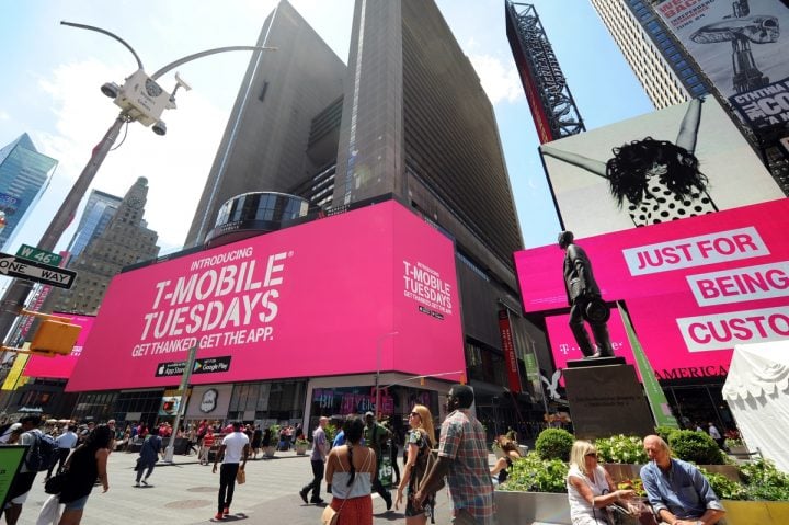 O CEO John Legere anuncia o não portador 11, T-Mobile Terças-feiras
