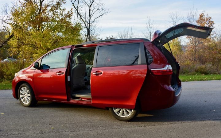 2017-toyota-sienna-review-4