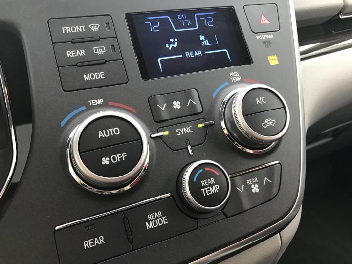 2017-toyota-sienna-review-5