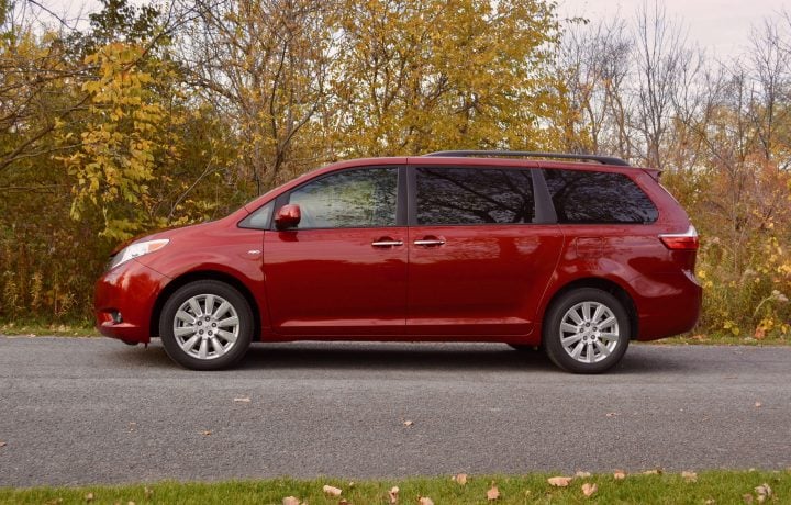 2017-toyota-sienna-review-5