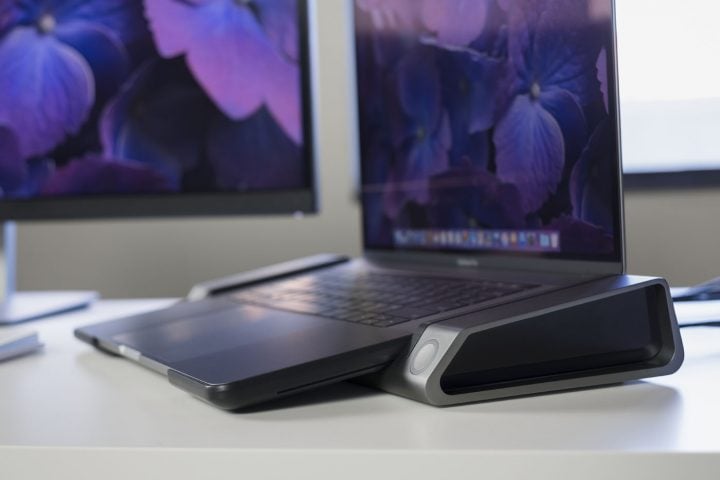 The Henge Horizontal 2016 MacBook Pro dock.