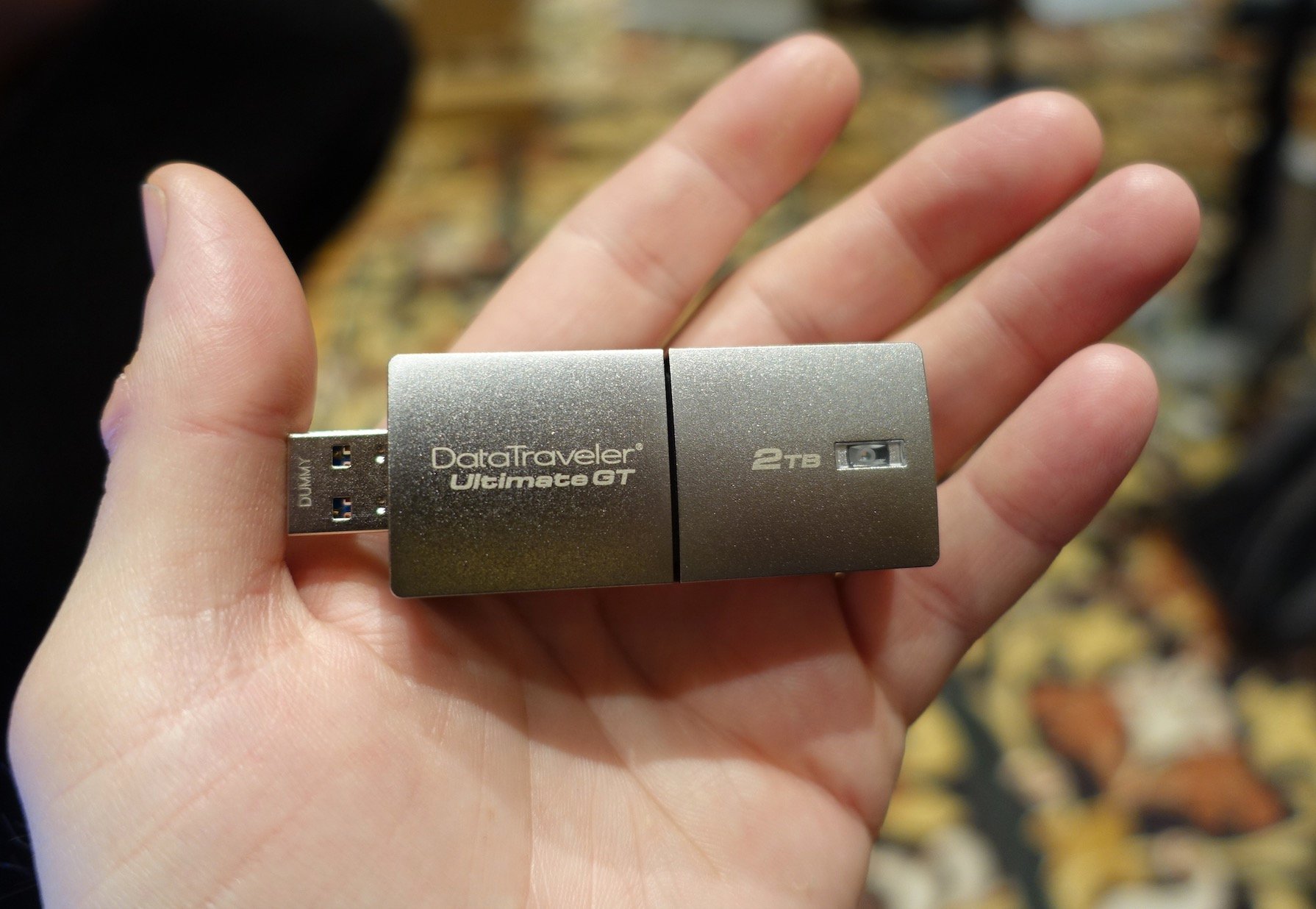 Купить флешку на 2. Kingston USB флешка 2 TB. Флешка юсб на 2 ТБ. Флешка Kingston USB 1 терабайт. Флешка на 2 ТБ Золотая.