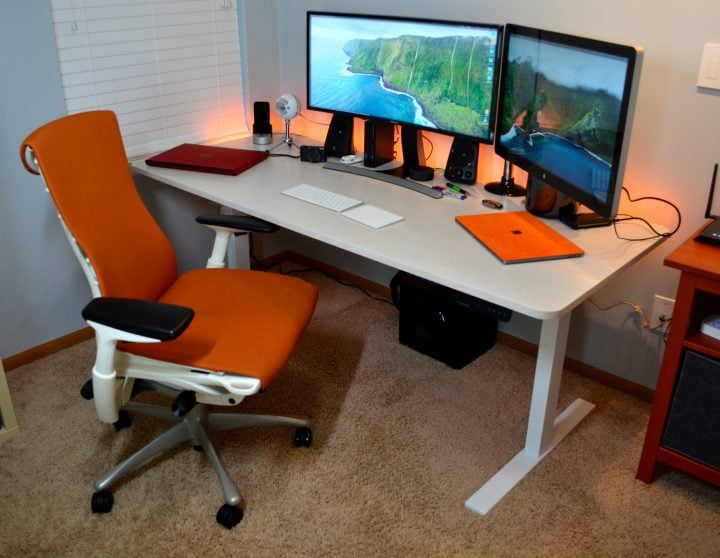 Sitting or standing, the SmartDesk 2 is an excellent addition to your office.