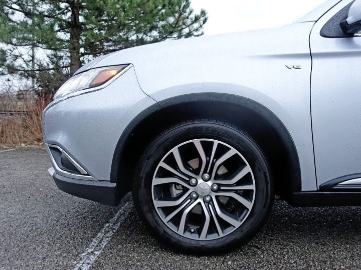 The 18-inch alloy wheels look quite sharp. 