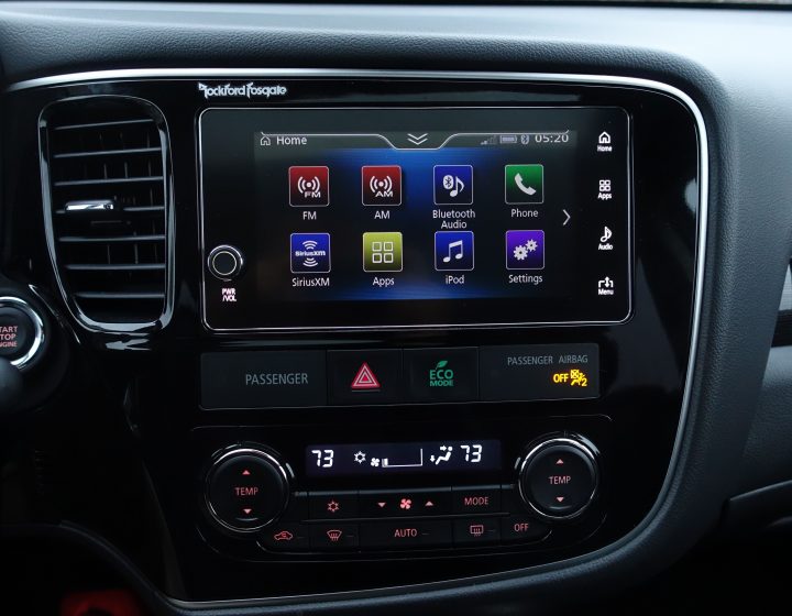 The Outlander GT includes a 7-inch touchscreen with Android Auto and Apple CarPlay support. 