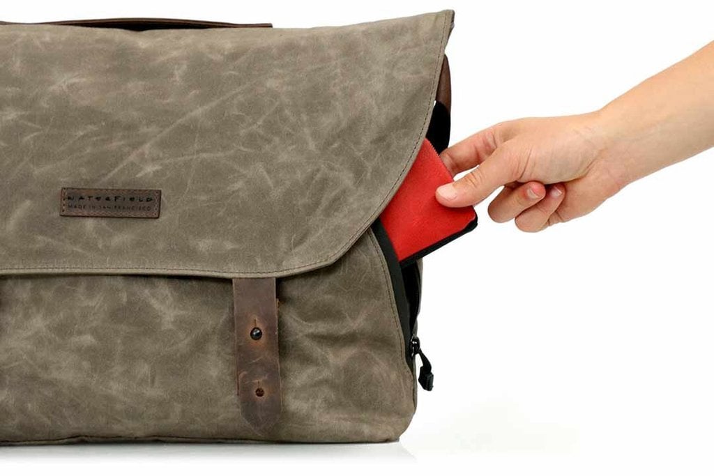 vitesse messenger bag side pocket