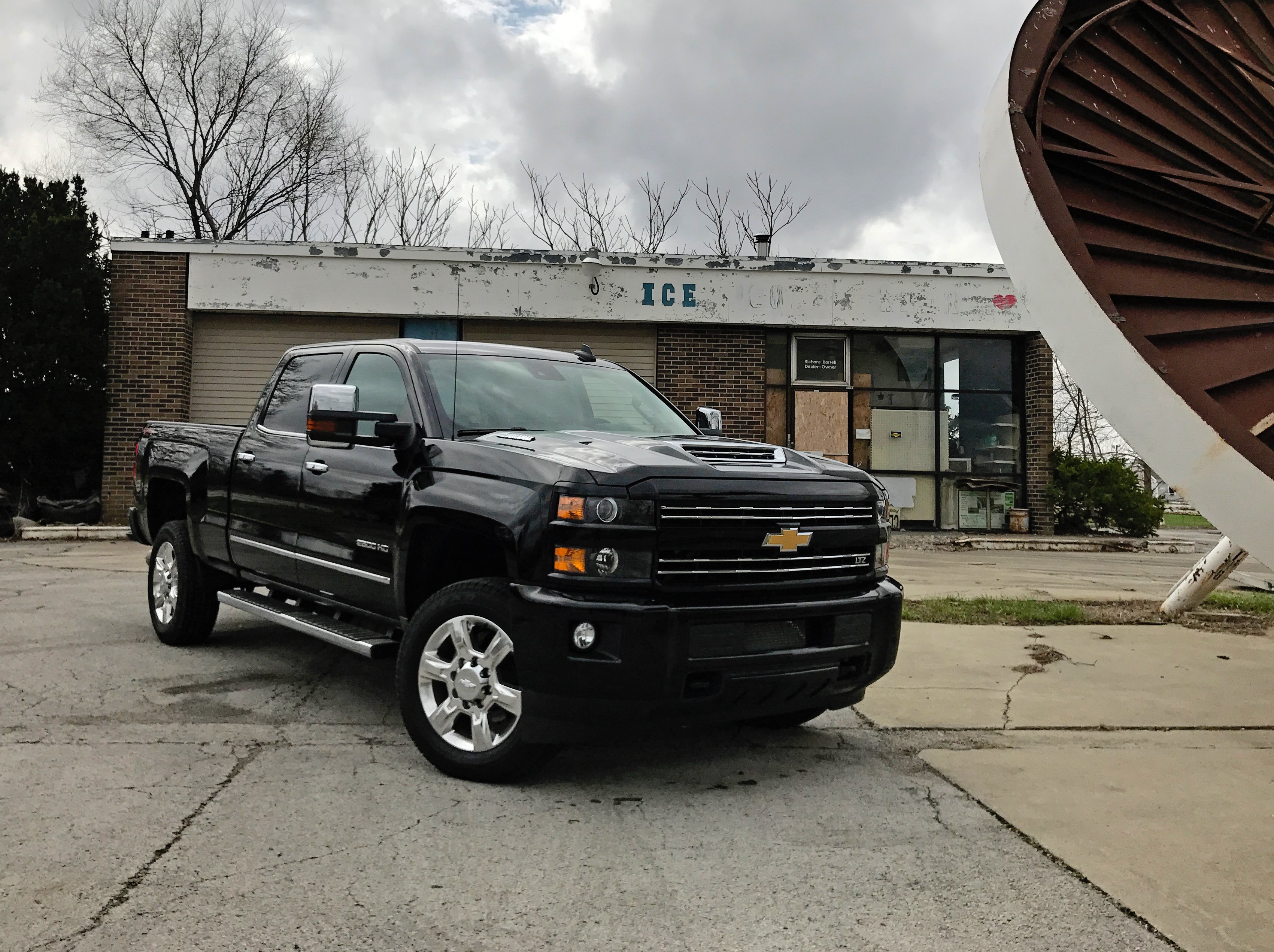 When you need a powerful pickup, you need to look at the 2017 Chevy Silverado 2500HD with an all new Duramax Diesel.