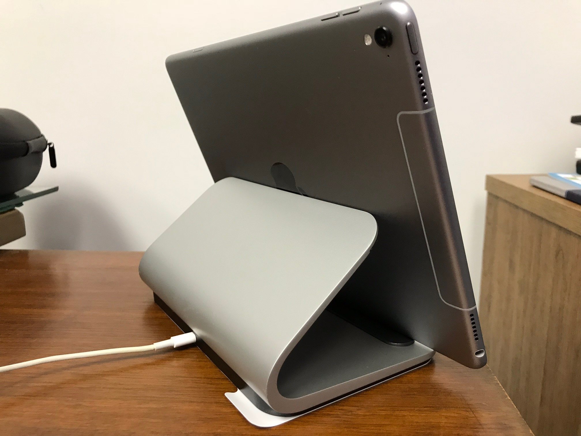 Logitech Base Charging Stand iPad Pro Review