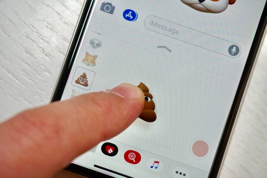 Toque y arrastre para enviar una calcomanía de iMessage Animoji.