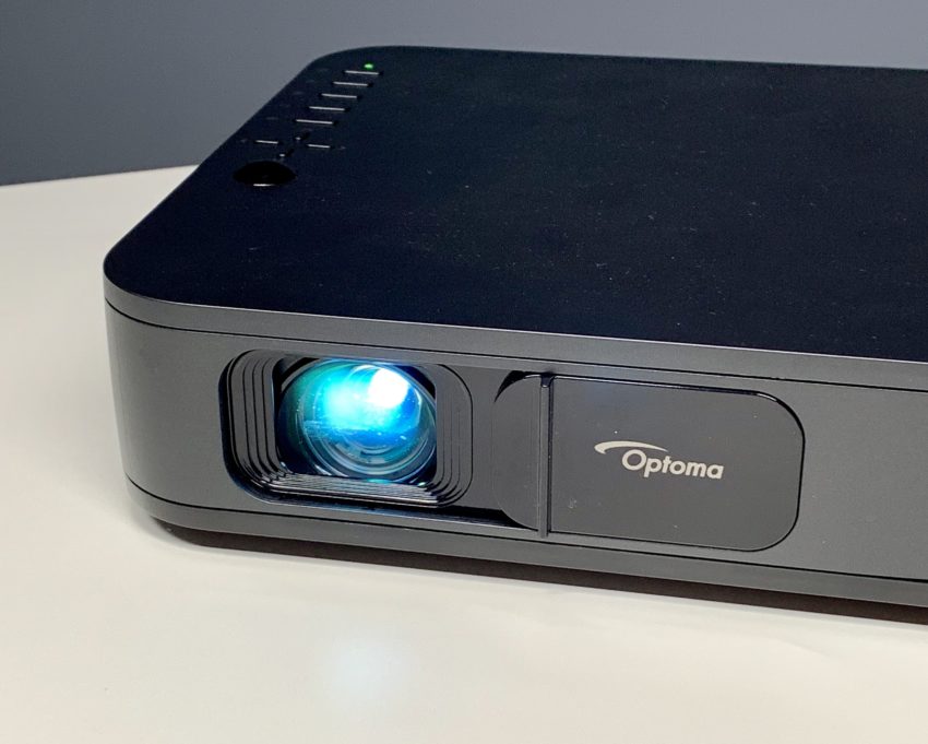 The Optoma LH150 is a very good portable projector that includes a battery.