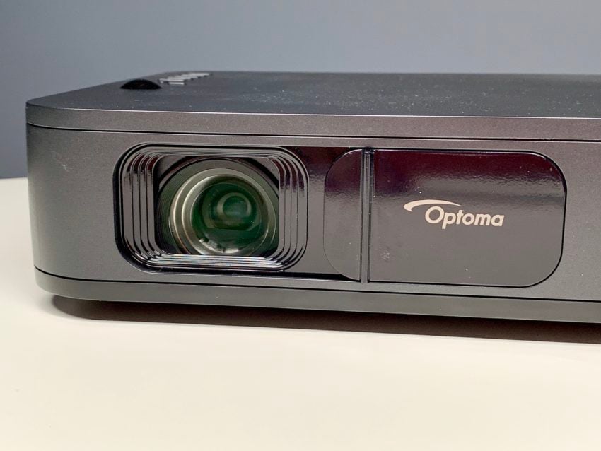 A sliding lens cover keeps it safe when you are taking the Optoma LH150.