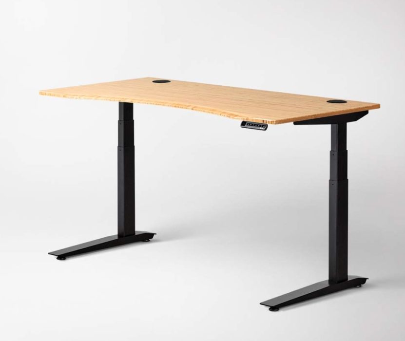 El escritorio de pie Jarvis viene en una variedad de tamaños y estilos opcionales. 