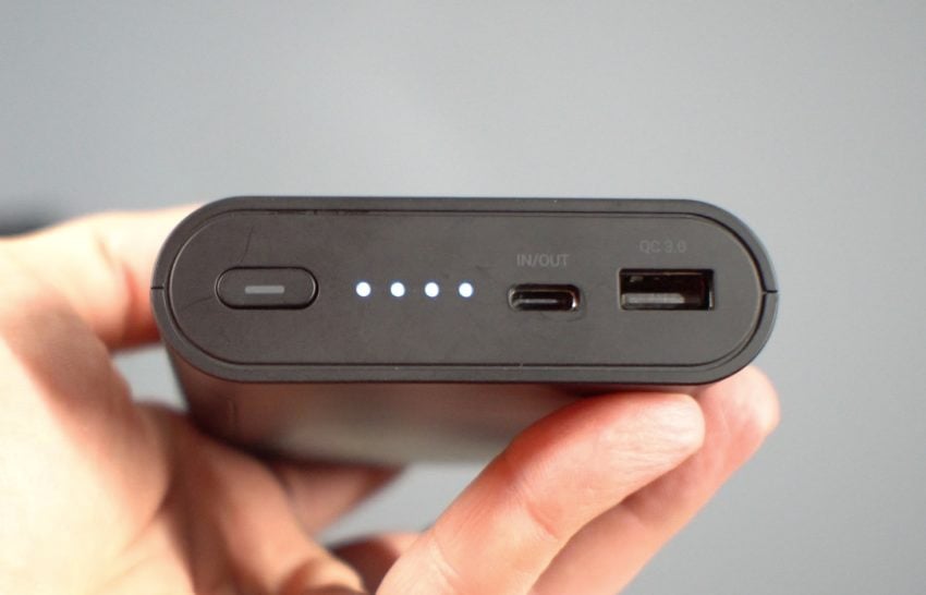 Obtiene carga inalámbrica, un puerto USB C y un puerto de carga rápida USB 3.0. 