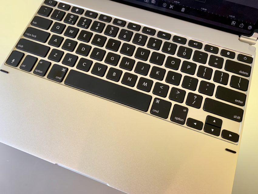 El excelente teclado retroiluminado permite la productividad del iPad Pro donde el Smart Keyboard de Apple no se atreve a pisar. 