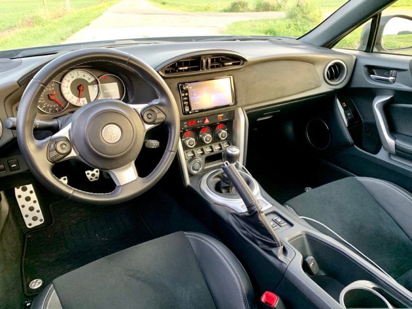 The Toyota 86 interior is minimalist with nice accents. 