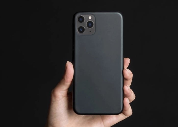 La funda delgada para iPhone 11 Pro Max de Peel deja los botones abiertos y es muy delgada. 