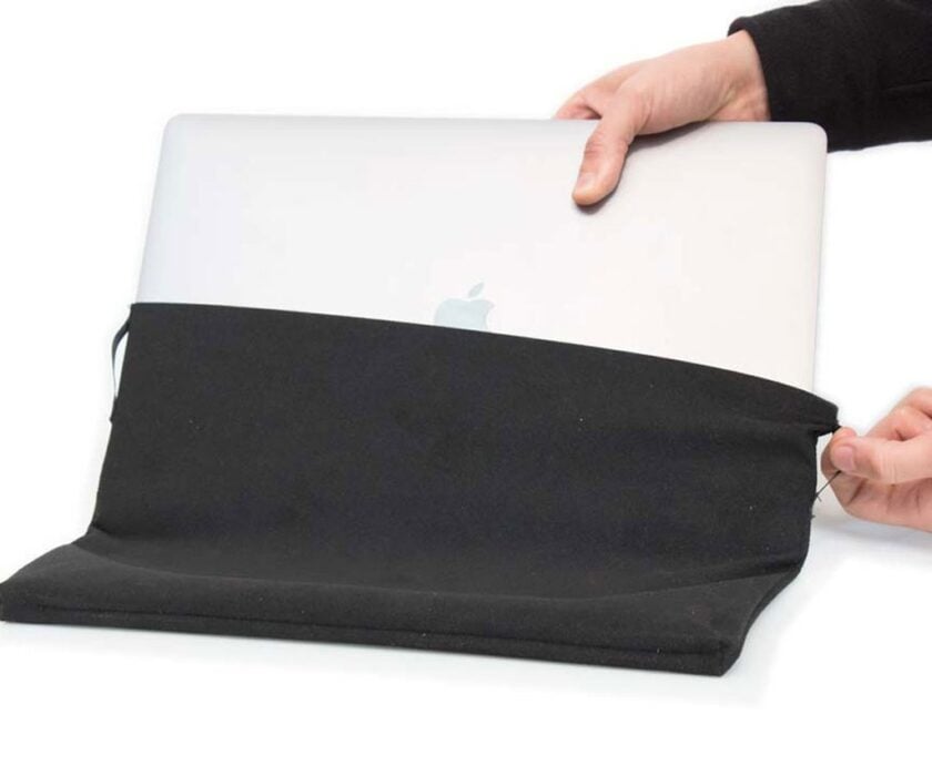 La funda Suede Jacket Macbook Pro se adapta a la medida del MacBook Pro de 16 pulgadas.