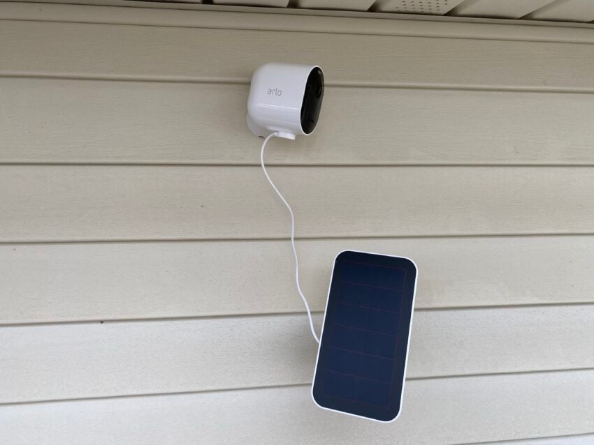 El cargador solar es una buena opción para mantener tu Arlo Pro 3 lleno. 