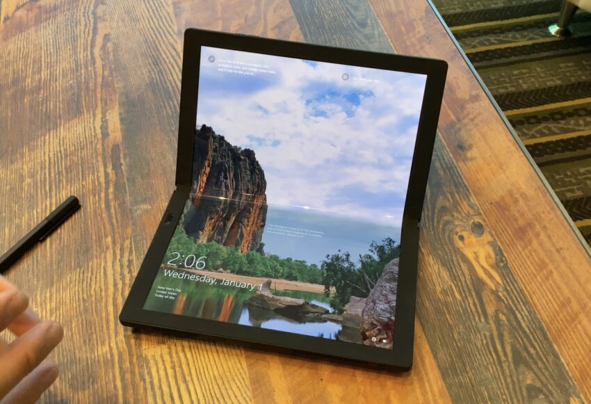 El ThinkPad X1 Fold es un portátil y una tableta plegable. 