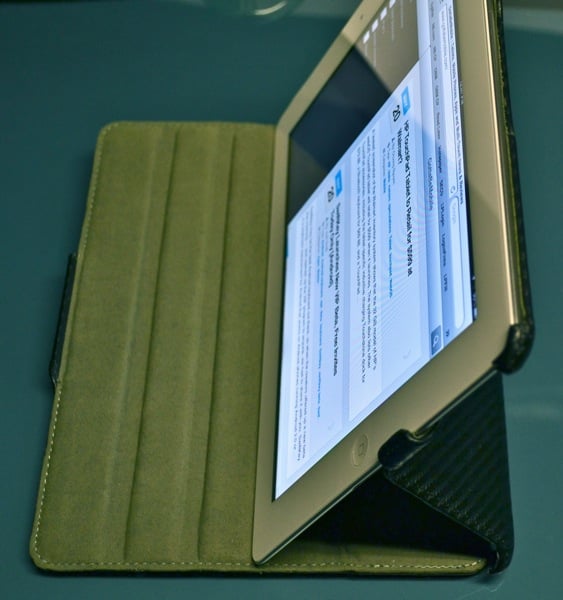 DSC_0005.JPG Scosche folio p2 stand angle 1