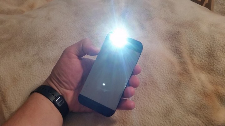 This is how to use the iPhone flashlight and other tips to use it better.