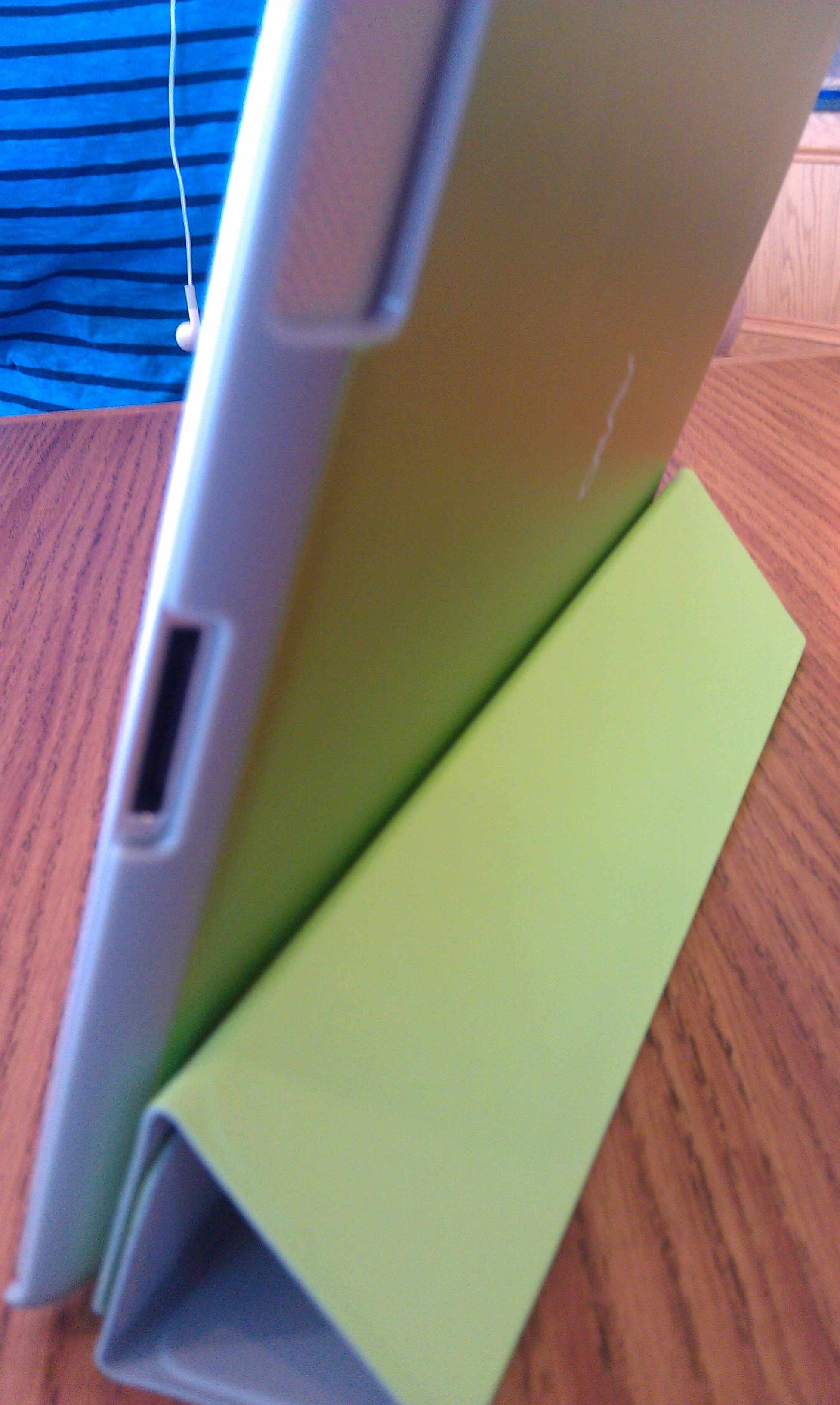 AViiQ Smart Case protects the back while using the iPad 2 Smart Cover