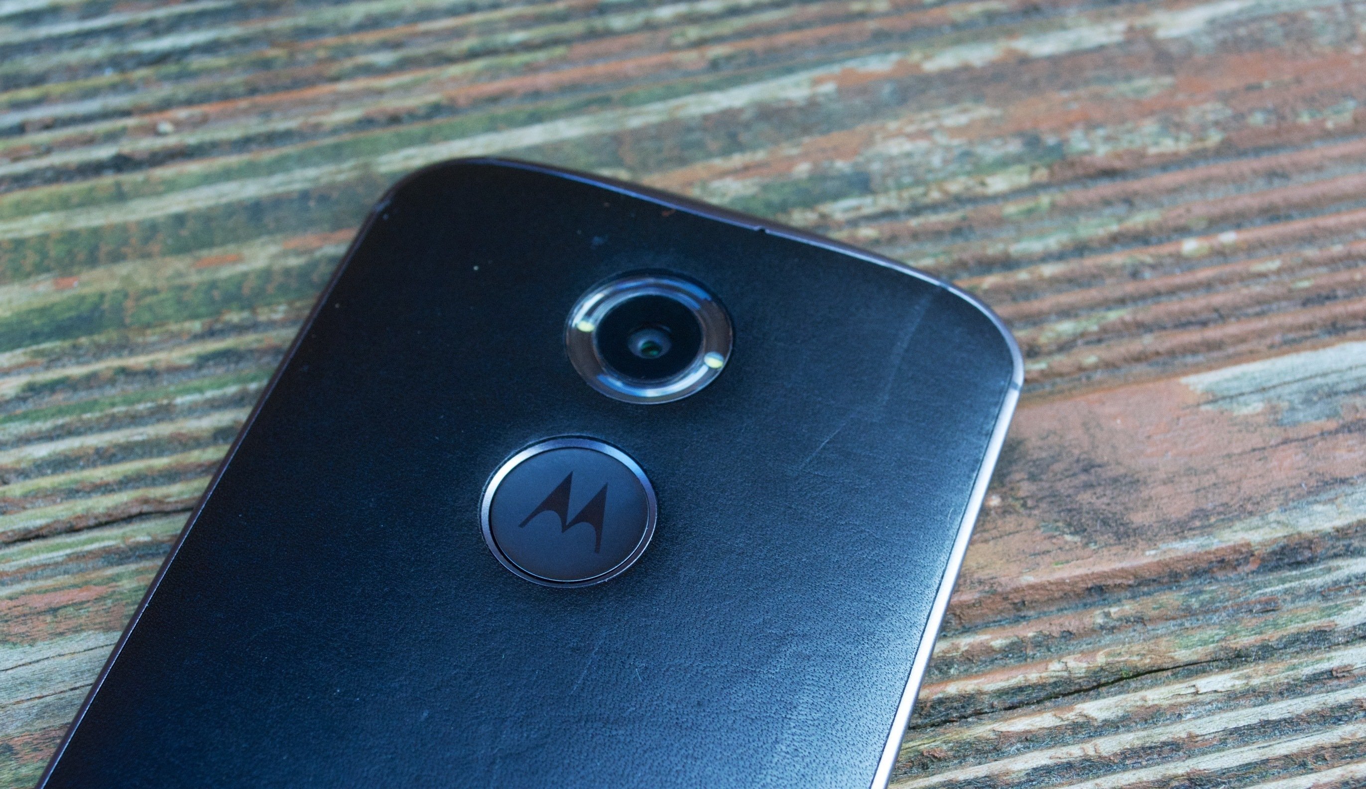 A dual-LED ring flash sits around a 13MP camera.