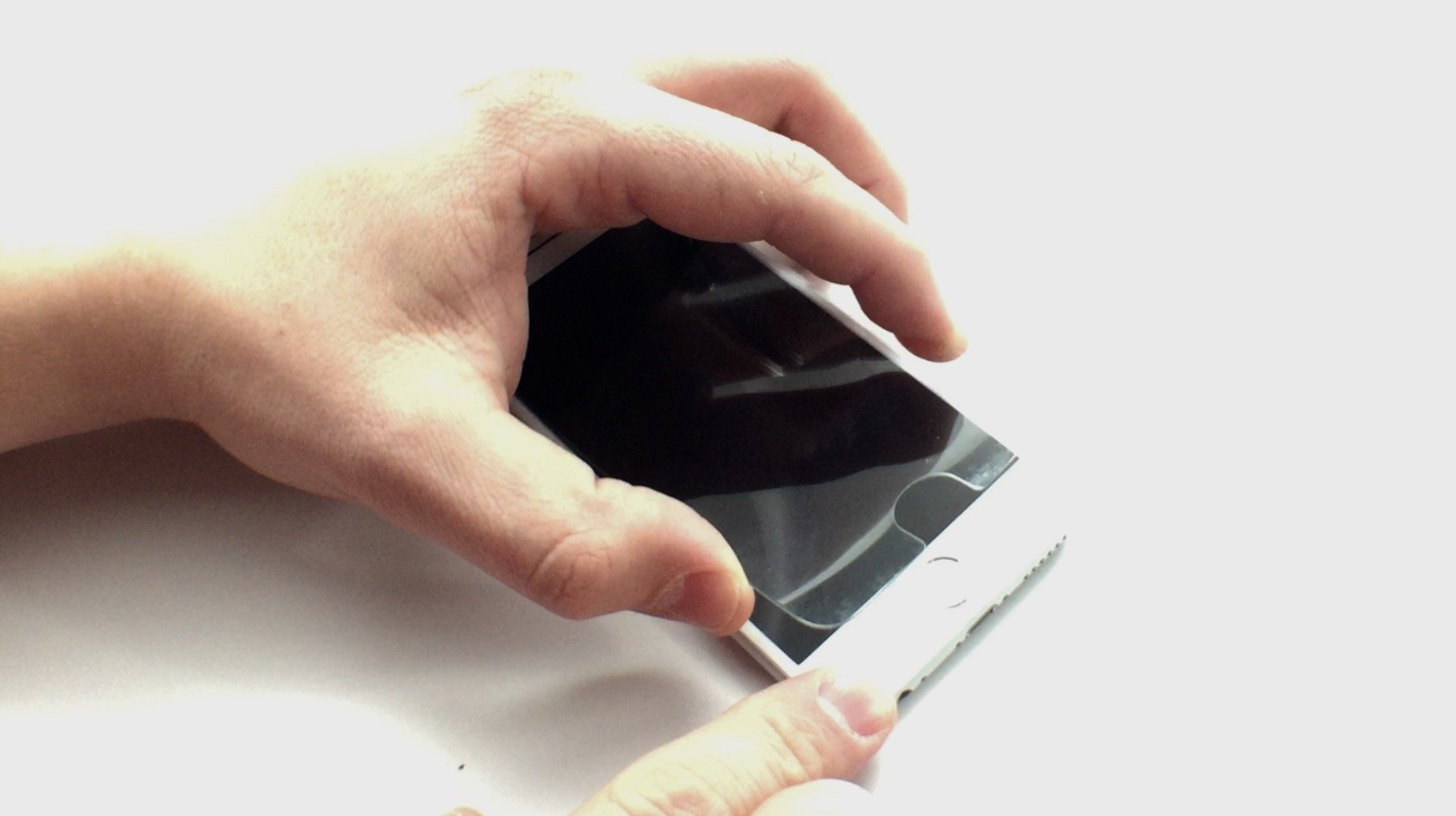 Learn how to remove the Zagg InvisibleShield Glass screen protector.