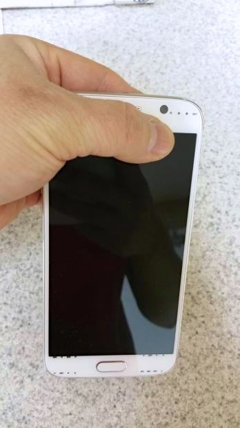 Samsung Galaxy S6 vs HTC One M9 -  1
