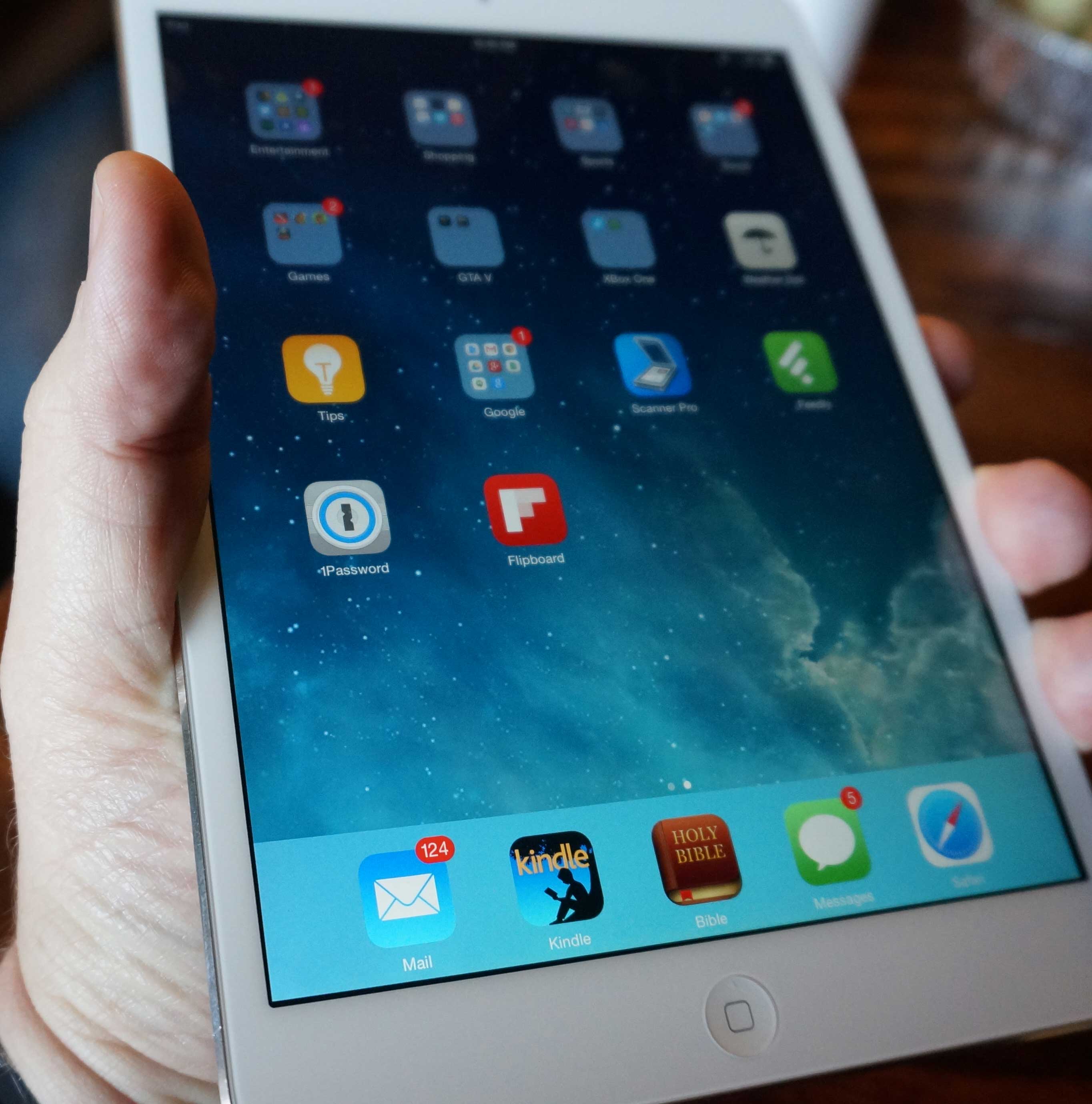 ipad-mini-with-retina-in-hand